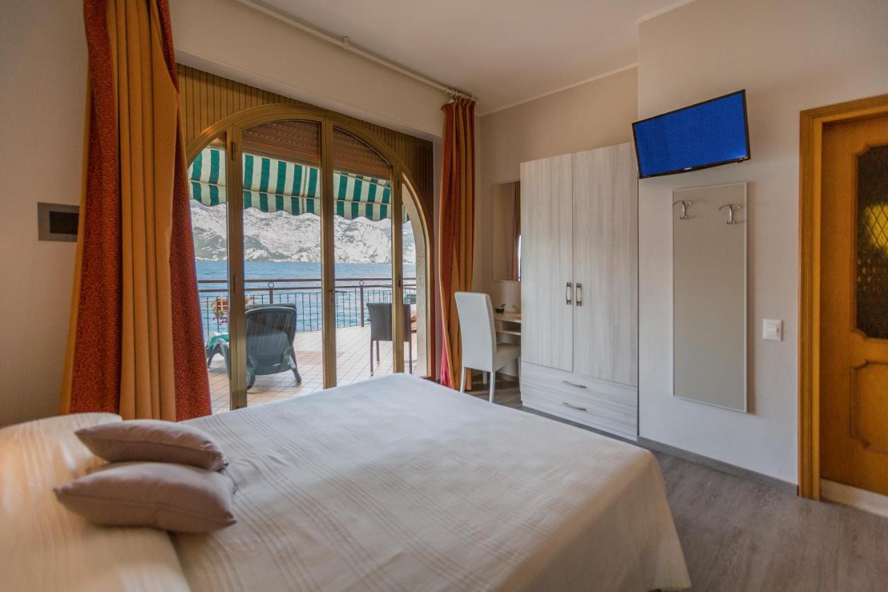 Hotel Nettuno Бренцоне-суль-Гарда Экстерьер фото
