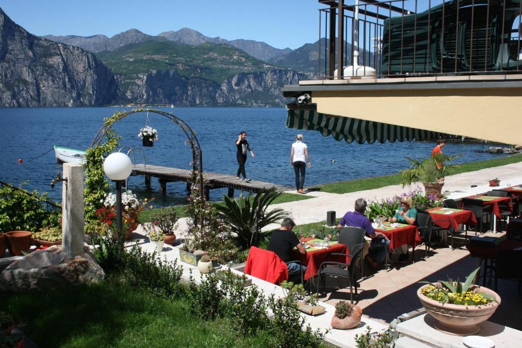 Hotel Nettuno Бренцоне-суль-Гарда Экстерьер фото